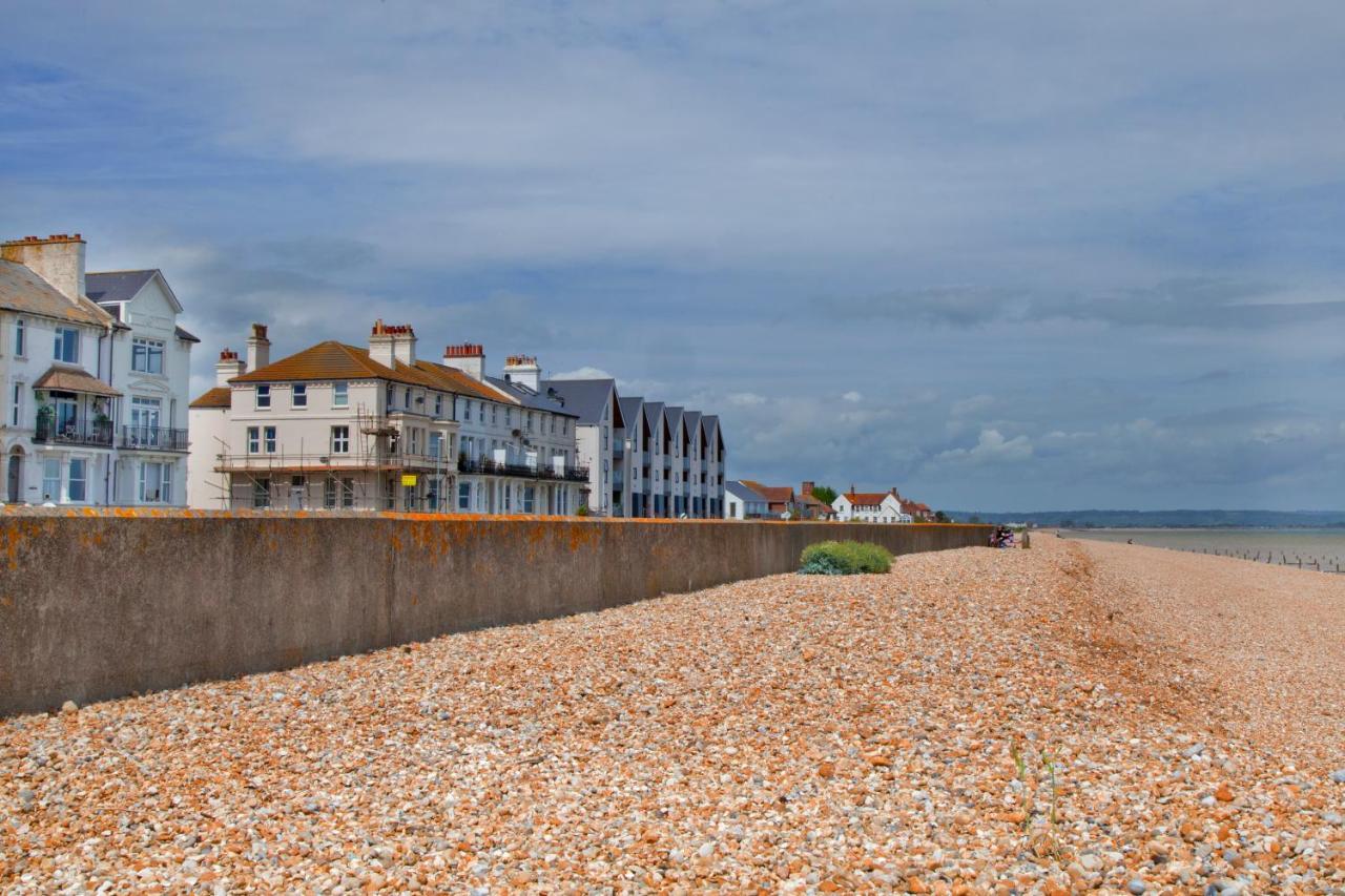 Beachfront Compact Coastal Crib, Direct Sea Views & Air Conditioning Littlestone-on-Sea 外观 照片