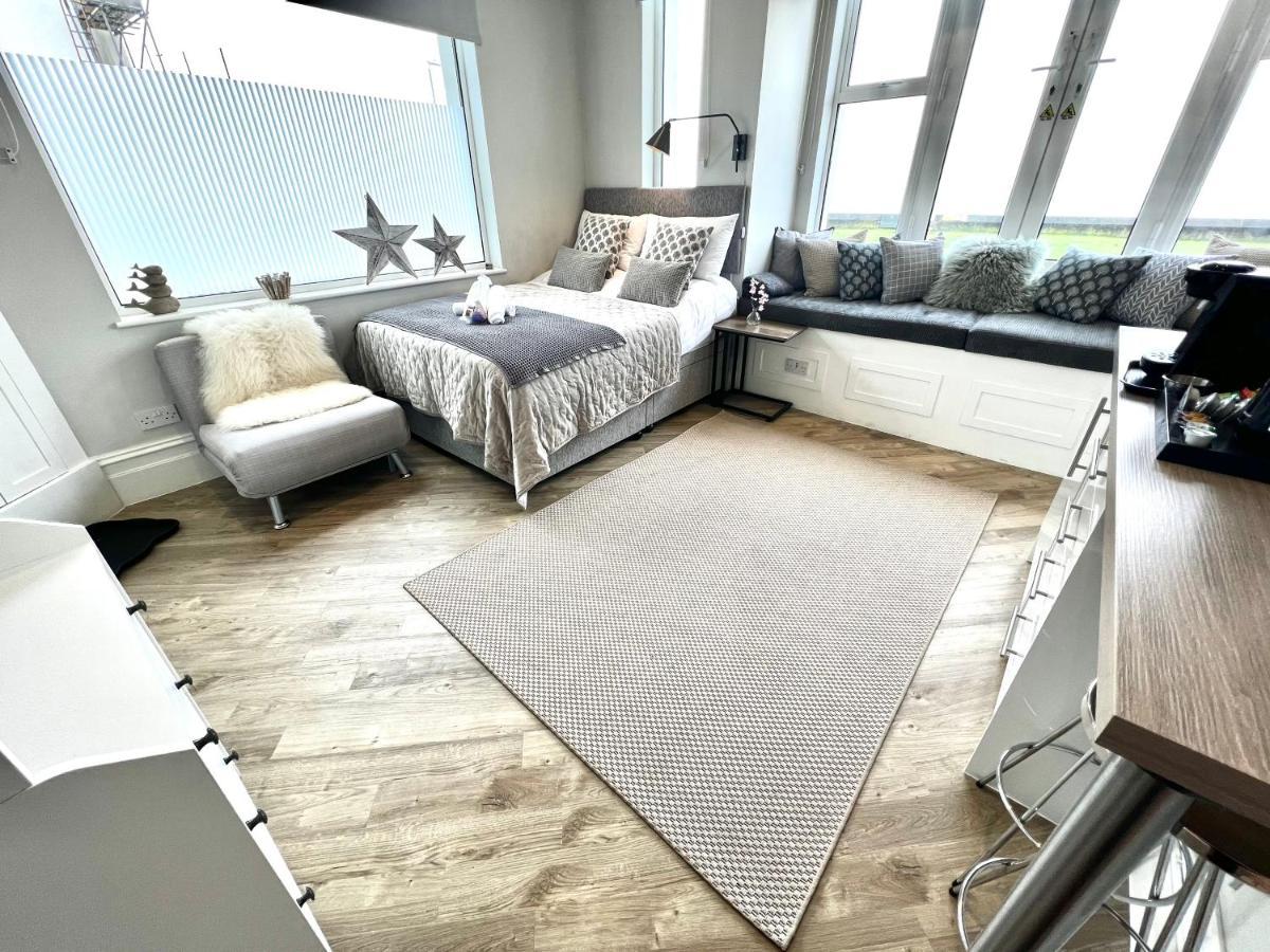 Beachfront Compact Coastal Crib, Direct Sea Views & Air Conditioning Littlestone-on-Sea 外观 照片